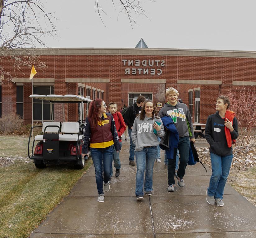 一群学生在校园里散步